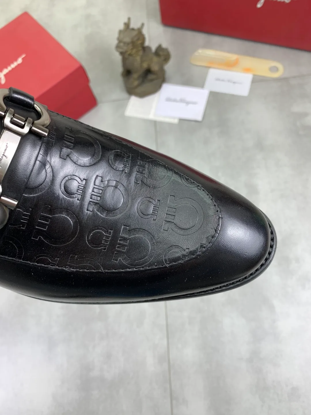 Men's Men's Shoes 💰P480💰[New Style] Water-dyed Niuli 🆘[Salvatore Ferragamo] Ferragamo's latest casual business leather shoes for men! Available at counters simultaneously! The fabric is made of specially imported original calfskin, and the interior is made of imported water-dyed cowhide. It is absolutely luxurious and leads the fashion trend. Matching code: 39-44, black optional
